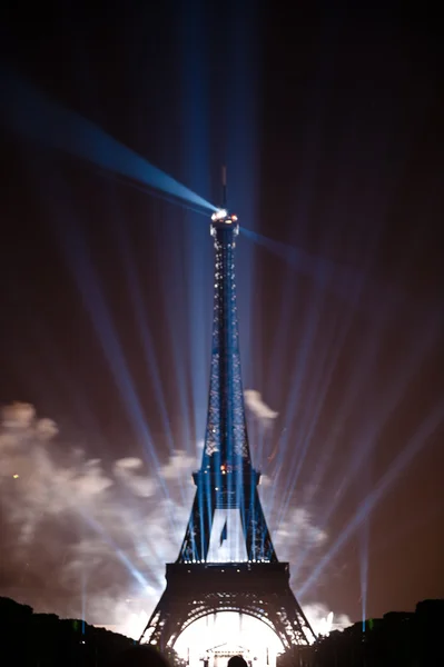 BASTILLE DAY 2013 en París, Francia el 14 de julio de 2013. Fuegos artificiales y la torre Eiffel en el Día Nacional Francés en París, Francia el 14 de julio de 2013 —  Fotos de Stock