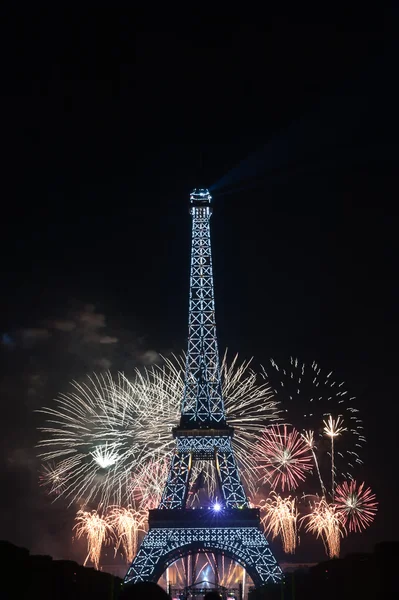 Bastille day 2013 in Parijs, Frankrijk op 14 juli 2013. vuurwerk en de Eiffeltoren op de Franse nationale dag in Parijs, Frankrijk op 14 juli 2013 — Stockfoto