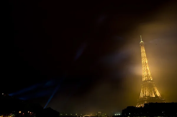 Bastille day 2013 in Parijs, Frankrijk op 14 juli 2013. vuurwerk en de Eiffeltoren op de Franse nationale dag in Parijs, Frankrijk op 14 juli 2013 — Stockfoto