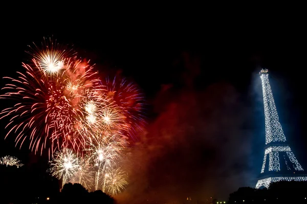 パリでは、2013 年 7 月 14 日にフランス革命記念日 2013年。花火とエッフェル塔パリ、2013 年 7 月 14 日にフランスでフランス語独立記念日 — ストック写真