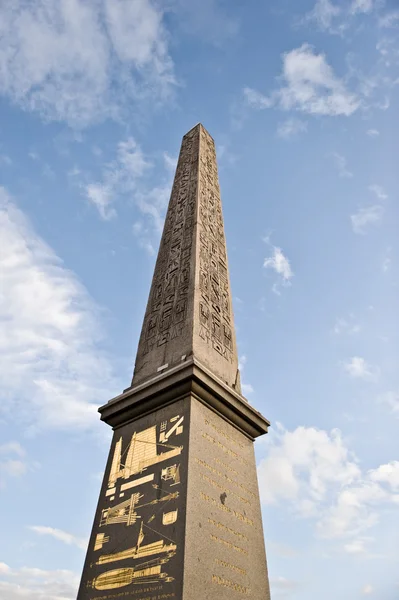 Luksor Dikilitaşı anıt place de la Concorde'ye, mavi gökyüzü ile paris, Fransa