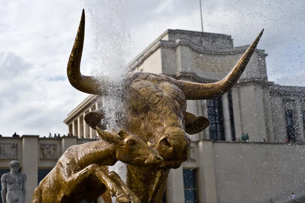 Scultura Toro e Cervo sul Trocadero di fronte alla Torre Eiffel a Parigi, Francia — Foto Stock