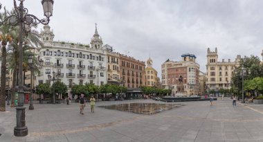 Cordoba İspanya - 09: 13 2021: Teldillas Meydanı, Plaza de las tendillas, şehir meydanı, klasik binalar, çeşmeler, Gran Capitain heykeli, turist ziyaretçileri