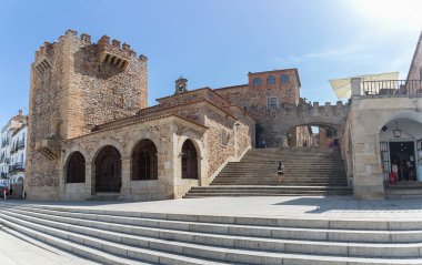 İspanya - 09: 12 2021: Torre Bujaco, Arco de la Estrella ve şehir merkezindeki Plaza Mayor 'daki diğer miras binaları