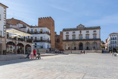 İspanya - 09: 12 2021: Şehir merkezindeki Plaza Belediye Başkanı, Ayuntamiento de Caceres, Arco de la Estrella ve diğer miras binaları