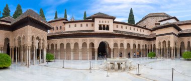 Alhambra Granada İspanya - 09 14 2021: Lions terasında tam panoramik dış manzara, Aslanlar Sarayı veya Harem Sarayı 'nda 12 mermer aslan çeşmesi, Alhambra kalesi, turistler