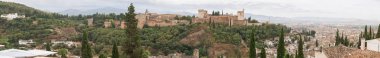 Alhambra Granada İspanya - 09 14 2021: Alhambra kalesinde tam panoramik dış görünüş, Viewpoint San Nicolas, Granada, Endülüs, İspanya 'da bulunan bir saray ve kale kompleksi