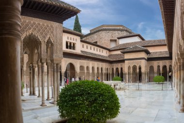 Alhambra Granada İspanya - 09 14 2021: Lions terasında tam panoramik dış manzara, Aslanlar Sarayı veya Harem Sarayı 'nda 12 mermer aslan çeşmesi, Alhambra kalesi, turistler
