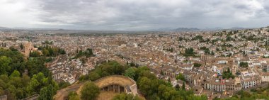 Granada İspanya - 09: 14: 2021: Ana Granada şehrinde hava panoramik tam görüş, Alhambra Kalesi gözcüsü, mimari binalar ve ufuk, İspanya