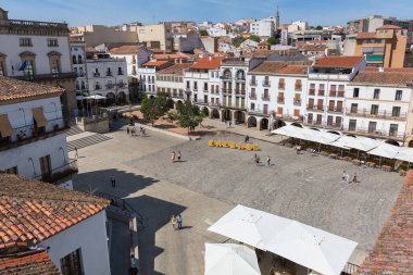 İspanya - 09 12 2021: Caceres şehir merkezindeki Plaza Belediye Başkanı 'nın hava manzarası, Caceres' i tanımlayan mektupların heykeliyle, turistler meydanda geziniyor, miras binaları arka plan olarak kullanılıyor