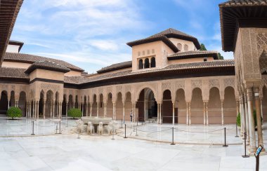 Alhambra Granada İspanya - 09 14 2021: Lions terasında tam panoramik dış manzara, Aslanlar Sarayı veya Harem Sarayı 'nda 12 mermer aslan çeşmesi, Alhambra kalesi, turistler