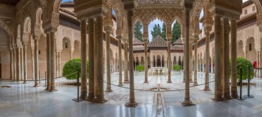 Alhambra Granada İspanya - 09 14 2021: Lions terasında tam panoramik dış manzara, Aslanlar Sarayı veya Harem Sarayı 'nda 12 mermer aslan çeşmesi, Alhambra kalesi, turistler
