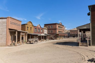Almeria İspanya - 09: 15 2021: Oasys - Mini Hollywood, Batılı kovboylar senaryosunun dışında, geleneksel mağazaları olan batı tarzı bir kasaba, Almeria Taberna Çölü