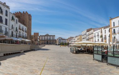 İspanya - 09: 12 2021: Şehir merkezindeki Plaza Belediye Başkanı, Ayuntamiento de Caceres, Arco de la Estrella ve diğer miras binaları