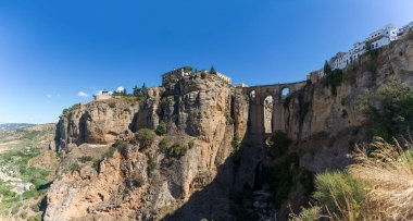 Ronda Malaga İspanya - 09: 16 2021: Ölçünün üzerindeki Yeni Köprü 'ye ve şehrin etrafındaki doğal jeolojik olgulara, erozyon uçurumlarına, Ronda şehrinde ikonik ve turistik bir tatil beldesi olan
