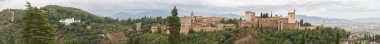 Alhambra Granada İspanya - 09 14 2021: Alhambra kalesinde tam panoramik dış görünüş, Viewpoint San Nicolas, Granada, Endülüs, İspanya 'da bulunan bir saray ve kale kompleksi
