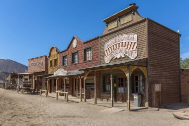Almeria İspanya - 09: 15 2021: Oasys - Mini Hollywood, batı tarzı bir lunapark, Batılı kovboylar senaryosu, geleneksel mağazaları olan Almeria Taberna Çölü