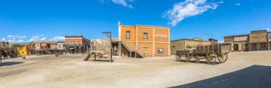 Almeria İspanya - 09: 15 2021: Oasys 'de panoramik manzara - Mini Hollywood, batı tarzı bir lunapark, Batılı kovboylar senaryosu, geleneksel mağazaları olan kasaba, Almeria Taberna çölü
