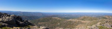 Serra da Estrela doğal parkının tepesinden panomarik manzara, Star Mountain Range, dağ manzarası...