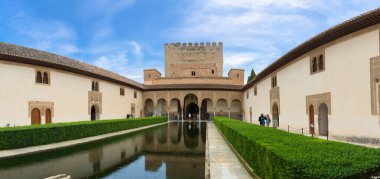 Alhambra Granada İspanya - 09 14 2021: Myrtles Sarayı 'nda (Patio de los Arrayanes) panoramik Alhambra Kalesi' nin kale kompleksi, turist ziyaretçileri