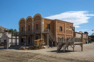 Almeria İspanya - 09: 15 2021: Oasys - Mini Hollywood, batı tarzı bir lunapark, Batılı kovboylar senaryosu, geleneksel mağazaları olan Almeria Taberna Çölü