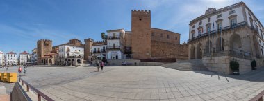 İspanya - 09: 12: 2021: Şehir merkezindeki Plaza Belediye Başkanı 'nın panoramik manzarası, Ayuntamiento de Caceres, Arco de la Estrella ve diğer miras binaları
