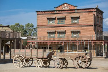 Almeria İspanya - 09: 15 2021: Oasys - Mini Hollywood, İspanyol Batı tarzı tema parkı, Batılı kovboylar senaryosu, eski ahşap araba, geleneksel mağazaları olan kasaba, Almeria Taberna çölü