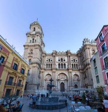 Malaga İspanya - 09: 15 2021: Malaga Katedrali veya Santa Iglesia Katedrali Basilica de la Encarnacion ve Obispo Meydanı 'nda turistlerle birlikte ön cephede görünüm