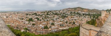 Granada İspanya - 09 14 2021: Ana Granada şehir manzarasında hava manzarası, Alhambra Kalesi gözcüsü, mimari binalar ve ufuk çizgisi, İspanya