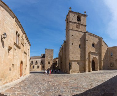 İspanya - 09 12 2021: Santa Maria Katedrali, Santa Mara de Caceres Concatedral, St Mary Meydanı, Santa Maria Meydanı, turist topluluğu, Caceres şehri