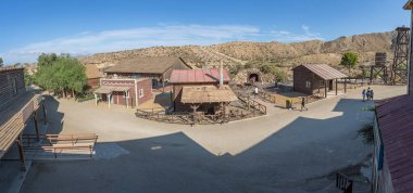 Almeria İspanya - 09: 15 2021: Oasys 'de havadan panoramik manzara - Mini Hollywood, İspanyol batı tarzı tema parkı, Batılı kovboylar senaryosu, geleneksel mağazaları olan kasaba, Almeria Taberna çölü