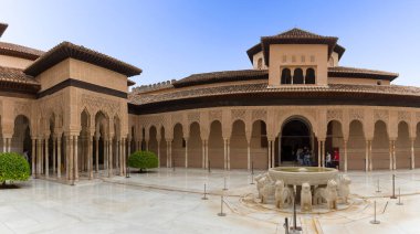 Alhambra Granada İspanya - 09 14 2021: Lions 'taki Patio' nun dış yüzüne bakın, Aslanlar Sarayı veya Harem Sarayı 'ndaki 12 mermer aslan çeşmesi, Alhambra Kalesi, turist ziyaretçileri