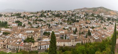Granada İspanya - 09: 14: 2021: Ana Granada şehir manzarasında panoramik hava manzarası, Alhambra Kalesi gözcüsü, mimari binalar ve ufuk manzarası, İspanya