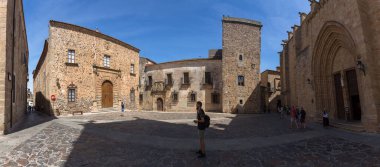 İspanya - 09: 12 2021: St. Mary Meydanı, Santa Maria Plaza 'sı, Santa Maria Katedrali, Palacio Episcopal de Caceres ve Ovando Sarayı, turistler, Caceres şehri