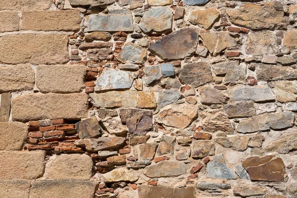 Mimari dokular, detaylı duvar ustalığı şişi ve granit karışımı, düzensiz taş şekiller.