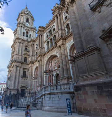 Malaga İspanya - 09: 15 2021: Malaga Katedrali veya Santa Iglesia Katedrali Basilica de la Encarnacion ve Obispo Meydanı 'nda turistlerle ön cephede görüntüleme