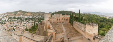 Granada İspanya - 09 14 2021: Alhambra Kalesi 'ndeki Torre de la Vela' dan panoramik hava manzarası ve Granada hava manzarası, saray gözcüsü, binalar ve ufuk manzarası, İspanya