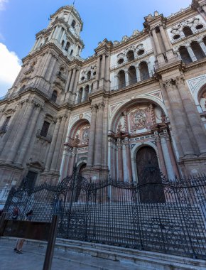 Malaga İspanya - 09: 15 2021: Malaga Katedrali veya Santa Iglesia Katedrali Basilica de la Encarnacion ve Obispo Meydanı 'nda turistlerle ön cephede görüntüleme