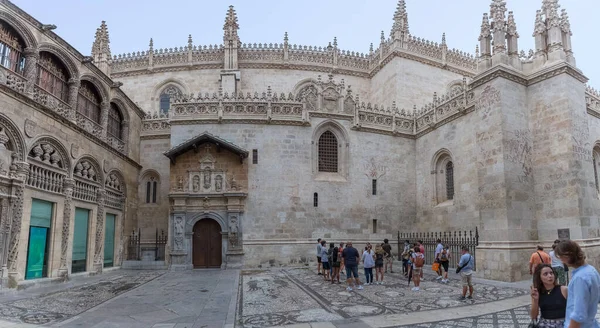 Granada İspanya - 09: 14: 2021: Granada Kraliyet Kilisesi ön cephesine bakın, komşu Granada Katedrali 'nin kompleksine entegre olmuş, turistler