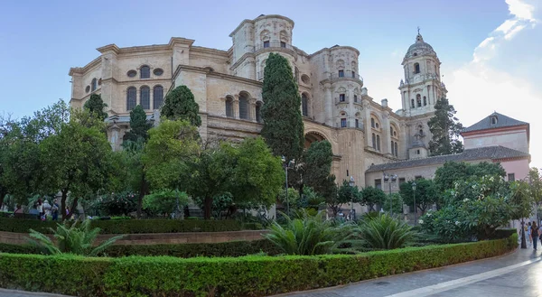 Malaga İspanya - 09: 15 2021: Malaga Katedrali veya Santa Iglesia Katedrali Basilica de la Encarnacion, ikonik ulusal bir simge, 16. yüzyıl barok cephesi, palmiye ağaçları