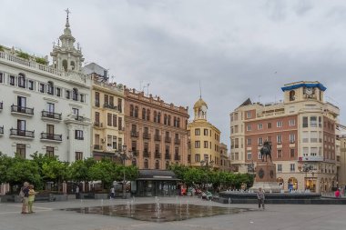 Cordoba İspanya - 09: 13 2021: Tendillas Meydanı, Plaza de las tendillas, şehir meydanı, klasik binalar, çeşmeler, Gran Capitan heykeli, turist ziyaretçileri