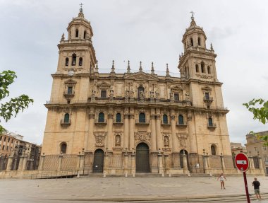 Jaen İspanya - 09: 13 2021: Jaen Katedrali, ünlü Santo Rostro eserini ve dini sanat müzesini barındıran büyük bir barok-rönesans katedrali.