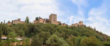 Alhambra Granada İspanya - 09 14 2021: Alhambra kalesinde tam panoramik manzara, Paseo de los Tristes 'den, hüznün Yürüyüşü (The Promenade of the Sad), Granada, İspanya