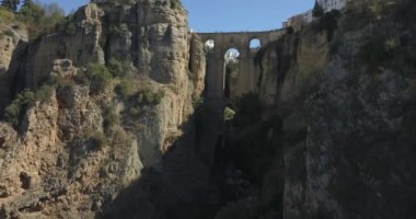 Ronda Malaga İspanya - 09 16 2021: Ronda şehrinde hava manzarası, ölçeğin üzerindeki ikonik Yeni Köprü, doğal jeolojik fenomen, erozyon kayalıkları, turistik seyahat beldesi, El Tajo Gorge, İspanya