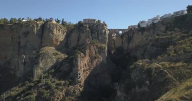 Ronda Malaga İspanya - 09 16 2021: Ronda şehrinde hava manzarası, ölçeğin üzerindeki ikonik Yeni Köprü, doğal jeolojik fenomen, erozyon kayalıkları, turistik seyahat beldesi, El Tajo Gorge, İspanya