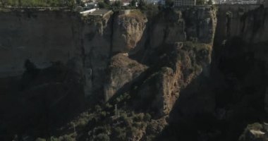Ronda Malaga İspanya - 09 16 2021: Ronda şehrinde hava manzarası, ölçeğin üzerindeki ikonik Yeni Köprü, doğal jeolojik fenomen, erozyon kayalıkları, turistik seyahat beldesi, El Tajo Gorge, İspanya