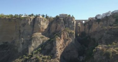 Ronda Malaga İspanya - 09 16 2021: Ronda şehrinde hava manzarası, ölçeğin üzerindeki ikonik Yeni Köprü, doğal jeolojik fenomen, erozyon kayalıkları, turistik seyahat beldesi, El Tajo Gorge, İspanya