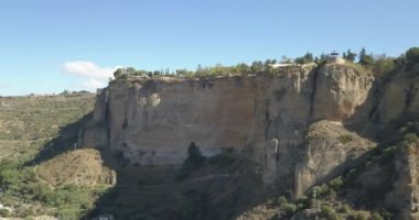 Ronda Malaga İspanya - 09 16 2021: Ronda şehrinde hava manzarası, ölçeğin üzerindeki ikonik Yeni Köprü, doğal jeolojik fenomen, erozyon kayalıkları, turistik seyahat beldesi, El Tajo Gorge, İspanya