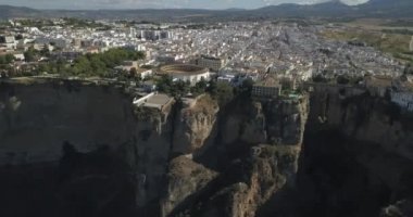Ronda Malaga İspanya - 09 16 2021: Ronda şehrinde hava manzarası, ölçeğin üzerindeki ikonik Yeni Köprü, doğal jeolojik fenomen, erozyon kayalıkları, turistik seyahat beldesi, El Tajo Gorge, İspanya