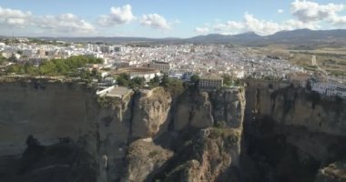 Ronda Malaga İspanya - 09 16 2021: Ronda şehrinde hava manzarası, ölçeğin üzerindeki ikonik Yeni Köprü, doğal jeolojik fenomen, erozyon kayalıkları, turistik seyahat beldesi, El Tajo Gorge, İspanya